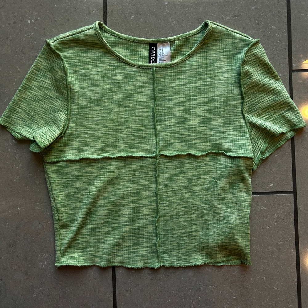 Green crop top

Brand: H&M